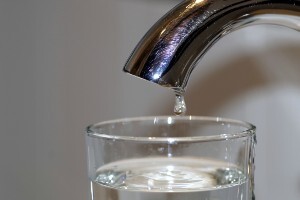 drop of water from faucet to glass